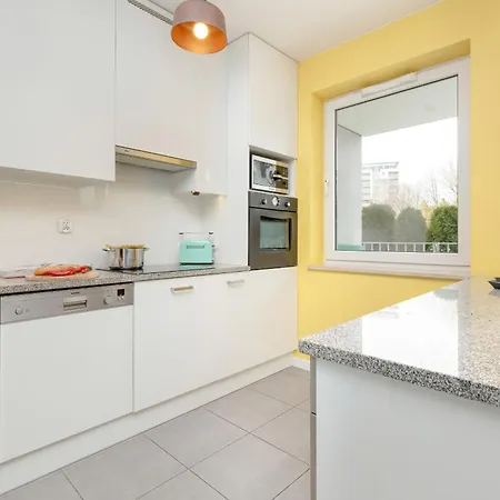 Pastel & Cozy With A Spacious Terrace In By Renters